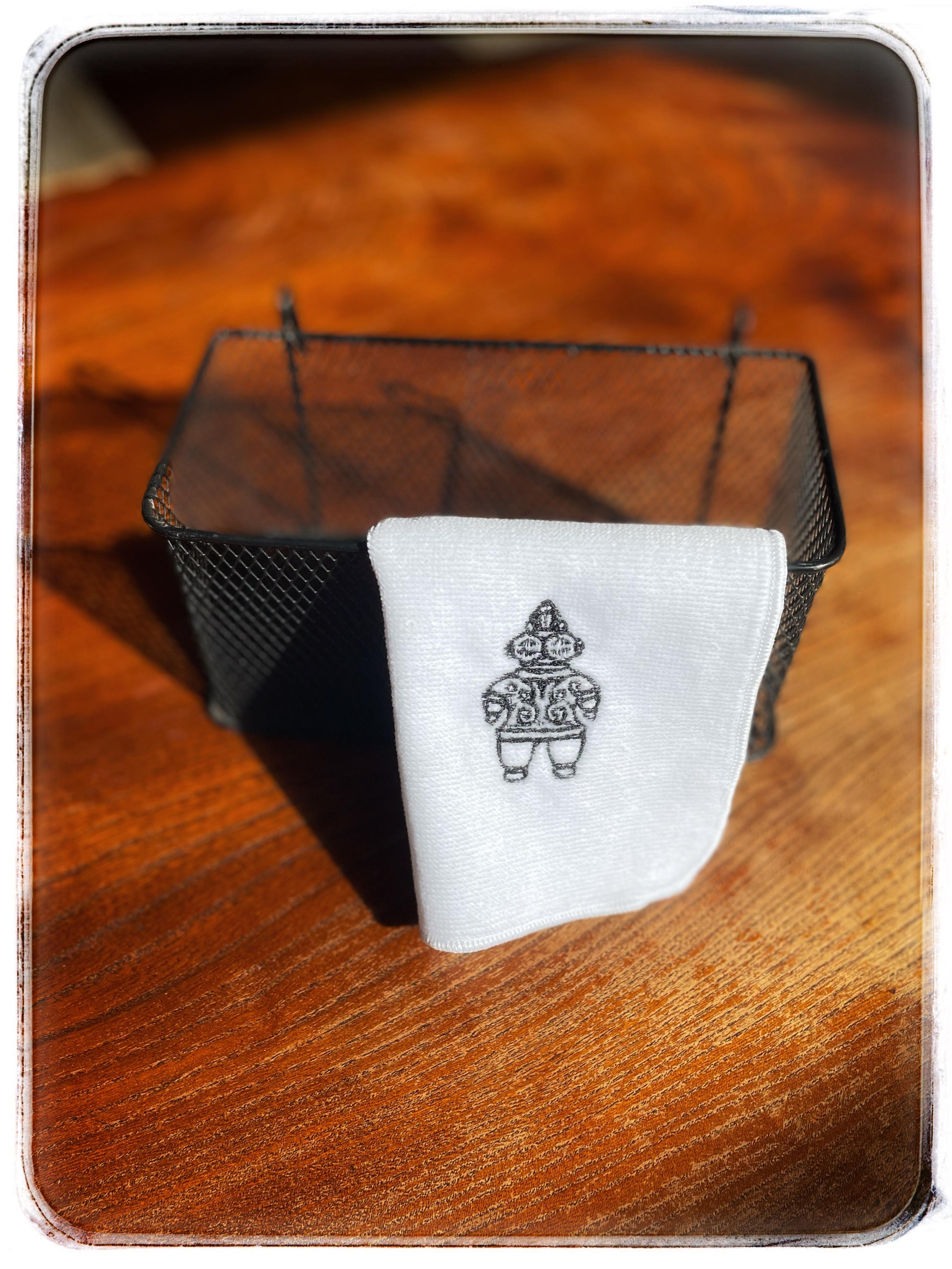 遮光器土偶の小さなタオルハンカチ